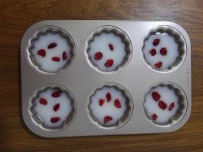 6、将蔓越莓撒入每个布丁液中，晾凉后将模具放冰箱中冷藏3个小时即可。