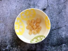 干贝洗干净，用清水泡软备用。