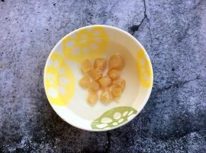 干贝洗干净，用清水泡软备用。