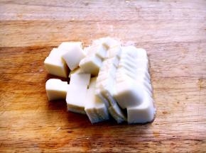 豆腐切成块。
