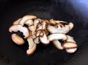 香菇用油煸炒一下，也可以用焯水代替。