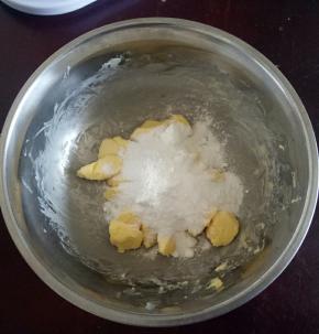 加入糖粉打拌匀