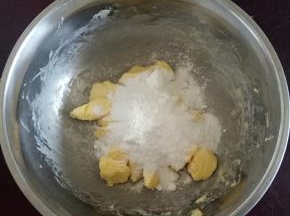 加入糖粉打拌匀