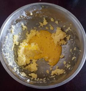 在分两次加入蛋液打拌匀
