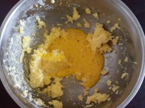 在分两次加入蛋液打拌匀