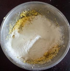 筛入盐，泡打粉，小苏打，低粉。