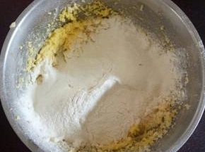 筛入盐，泡打粉，小苏打，低粉。