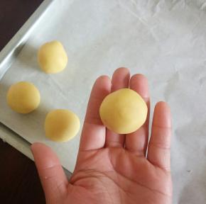 分成约30克的一份，搓圆。