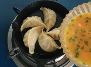 倒入蛋液