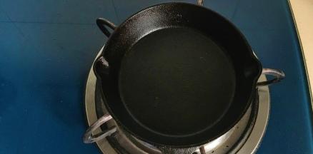 铸铁锅用大火烧烫至冒烟