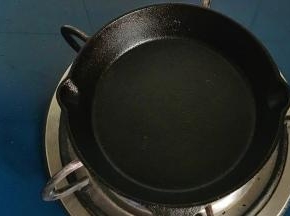 铸铁锅用大火烧烫至冒烟
