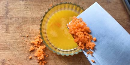 把胡萝卜切成小丁放入蛋液里