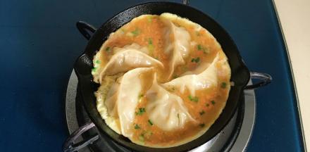 煎至蛋液表面凝固