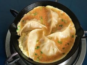 煎至蛋液表面凝固