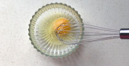 用手动打蛋器搅打成蛋液
