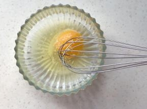 用手动打蛋器搅打成蛋液