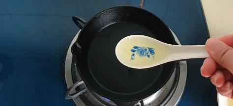 加入少许油并轻轻晃动锅子让油充分布满锅子内壁