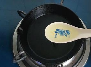 加入少许油并轻轻晃动锅子让油充分布满锅子内壁