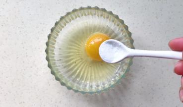 鸡蛋打入碗中，加入适量盐