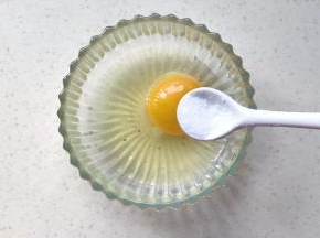 鸡蛋打入碗中，加入适量盐