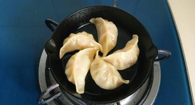把火调到小火，饺子码入锅中煎至微黄