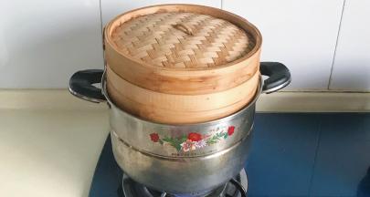 饺子放入蒸笼里大火蒸十五分钟左右
