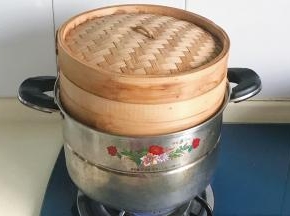 饺子放入蒸笼里大火蒸十五分钟左右