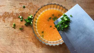 切好的葱花也放一半进去