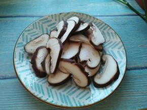 香菇洗净，去蒂，切片