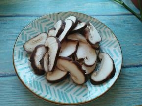 香菇洗净，去蒂，切片