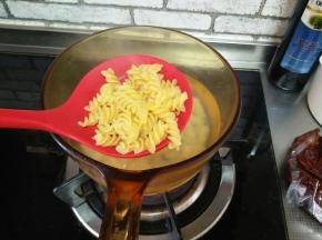 锅中水开，煮面至熟，捞出备用