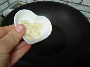 油热，蒜片炒香