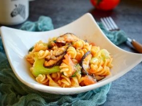 装盘，撒芝士粉