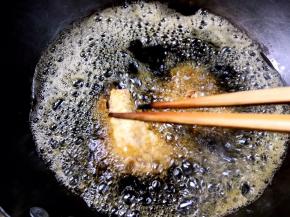 油温7成热时，放入解冻后的鱼骨