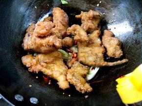 调入香醋翻炒均匀即可