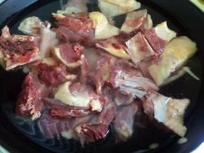 凉水下锅焯去血沫