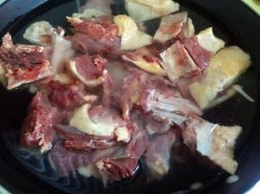 凉水下锅焯去血沫