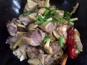 放入配料翻炒片刻