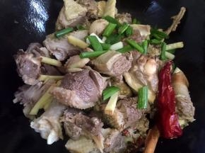 放入配料翻炒片刻