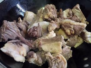 锅内放油烧热，放入大鹅翻炒片刻