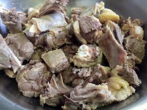 焯水后的大鹅捞出洗净沥干水分