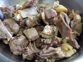 焯水后的大鹅捞出洗净沥干水分