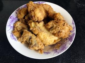 将鱼骨从冰箱拿出来解冻，备用