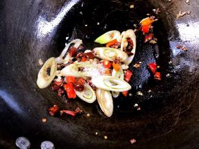 放入胡椒粉、味精炒匀