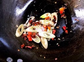 放入胡椒粉、味精炒匀