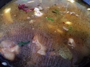 添水没过大鹅块，大火烧开后转中火炖约半小时