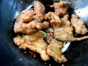 放入鱼骨，翻炒片刻