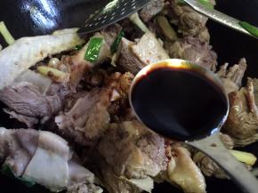 放入老抽，翻炒均匀