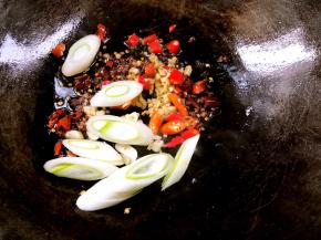 加入剩下的调料炒香