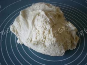 温水和面加酵母粉，发酵大概120粉左右。发好的面团排气